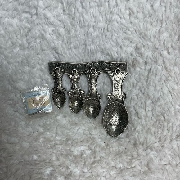 Vintage Tin Woodsman TWpewter set of four Fish measuring spoons with wall hanger - Picture 2 of 14